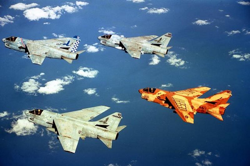Formace letounů A-7E z jednotky VA-72 Blue Hawks